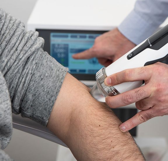Behandlung eines Tennisarms mit Stoßwellentherapie - Orthopädie in Düsseldorf