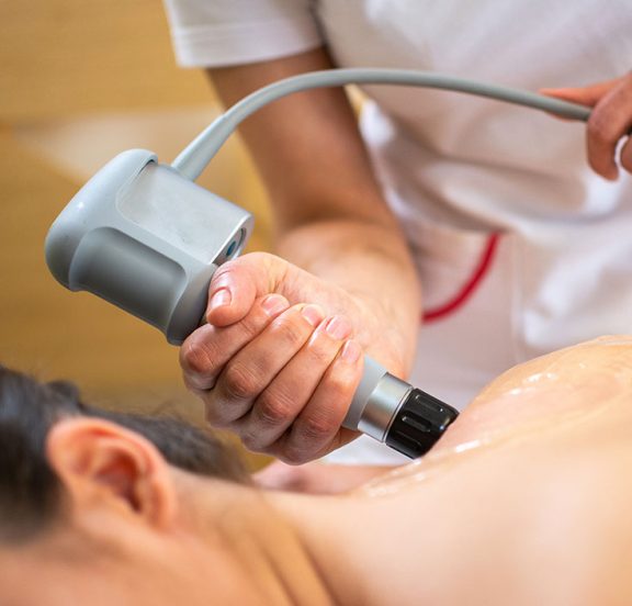 Lösen hartnäckiger Muskelverspannungen durch Stoßwellentherapie - Orthopädie in Düsseldorf
